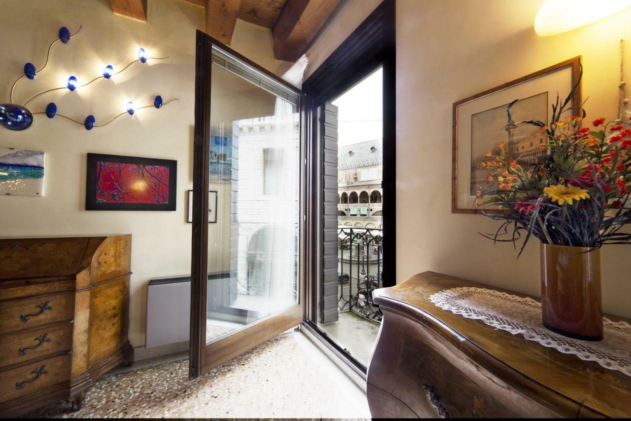 Lussuoso appartamento con vista Piazza delle Erbe e Palazzo della Ragione! Padova Esterno foto